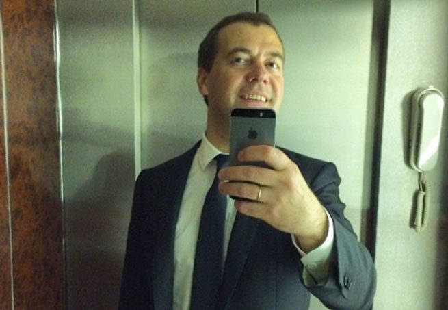 Selfi Dmitriya Medvedeva pered zerkalom